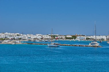 Antiparos Adası, Yunanistan - Haziran 2017: Tekne limana yaklaşırken Antiparos adasına giden güzel deniz manzarası. Yunanistan 'da Antiparos adası, Kiklad, Yunanistan' da panoramik yaz manzarası