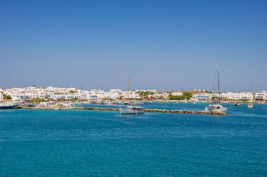 Antiparos Adası, Yunanistan - Haziran 2017: Tekne limana yaklaşırken Antiparos adasına giden güzel deniz manzarası. Yunanistan 'da Antiparos adası, Kiklad, Yunanistan' da panoramik yaz manzarası