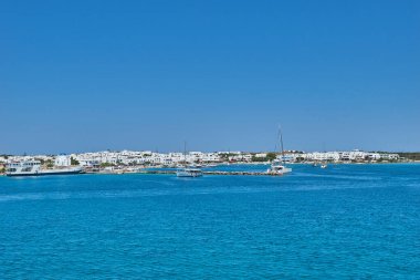 Antiparos Adası, Yunanistan - Haziran 2017: Tekne limana yaklaşırken Antiparos adasına giden güzel deniz manzarası. Yunanistan 'da Antiparos adası, Kiklad, Yunanistan' da panoramik yaz manzarası