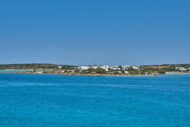 Antiparos Adası, Yunanistan - Haziran 2017: Tekne limana yaklaşırken Antiparos adasına giden güzel deniz manzarası. Yunanistan 'da Antiparos adası, Kiklad, Yunanistan' da panoramik yaz manzarası