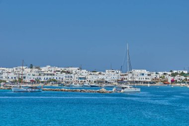 Antiparos Adası, Yunanistan - Haziran 2017: Tekne limana yaklaşırken Antiparos adasına giden güzel deniz manzarası. Yunanistan 'da Antiparos adası, Kiklad, Yunanistan' da panoramik yaz manzarası