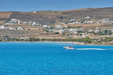 Antiparos Adası, Yunanistan - Haziran 2017: Tekne limana yaklaşırken Antiparos adasına giden güzel deniz manzarası. Yunanistan 'da Antiparos adası, Kiklad, Yunanistan' da panoramik yaz manzarası