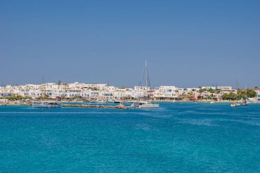 Antiparos Adası, Yunanistan - Haziran 2017: Tekne limana yaklaşırken Antiparos adasına giden güzel deniz manzarası. Yunanistan 'da Antiparos adası, Kiklad, Yunanistan' da panoramik yaz manzarası