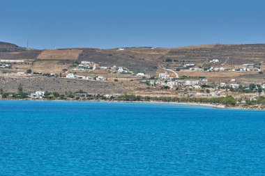 Antiparos Adası, Yunanistan - Haziran 2017: Tekne limana yaklaşırken Antiparos adasına giden güzel deniz manzarası. Yunanistan 'da Antiparos adası, Kiklad, Yunanistan' da panoramik yaz manzarası
