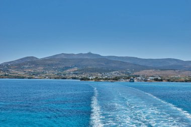 Antiparos Adası, Yunanistan - Haziran 2017: Tekne limana yaklaşırken Antiparos adasına giden güzel deniz manzarası. Yunanistan 'da Antiparos adası, Kiklad, Yunanistan' da panoramik yaz manzarası