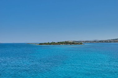 Antiparos Adası, Yunanistan - Haziran 2017: Tekne limana yaklaşırken Antiparos adasına giden güzel deniz manzarası. Yunanistan 'da Antiparos adası, Kiklad, Yunanistan' da panoramik yaz manzarası