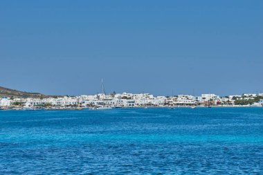Antiparos Adası, Yunanistan - Haziran 2017: Tekne limana yaklaşırken Antiparos adasına giden güzel deniz manzarası. Yunanistan 'da Antiparos adası, Kiklad, Yunanistan' da panoramik yaz manzarası
