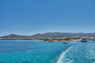 Antiparos Adası, Yunanistan - Haziran 2017: Tekne limana yaklaşırken Antiparos adasına giden güzel deniz manzarası. Yunanistan 'da Antiparos adası, Kiklad, Yunanistan' da panoramik yaz manzarası