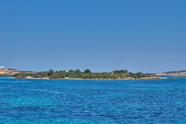 Antiparos Adası, Yunanistan - Haziran 2017: Tekne limana yaklaşırken Antiparos adasına giden güzel deniz manzarası. Yunanistan 'da Antiparos adası, Kiklad, Yunanistan' da panoramik yaz manzarası