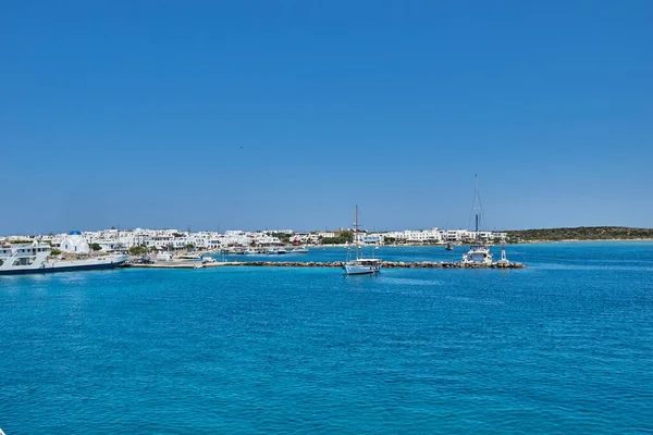 希腊安提帕洛斯岛 2017年6月 当船只接近港口时 前往安提帕洛斯岛的美丽海景 希腊Cyclades的Antiparos岛的希腊全景夏季风景 — 图库照片
