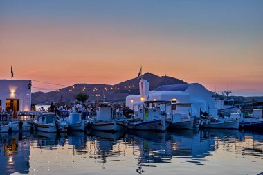 PAROS, CYCLADES, GREECE - HAZİRAN 2018: Yunanistan 'ın Kiklad adasındaki Naousa adasının ikonik manzarası