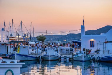 PAROS, CYCLADES, GREECE - HAZİRAN 2018: Yunanistan 'ın Kiklad adasındaki Naousa adasının ikonik manzarası