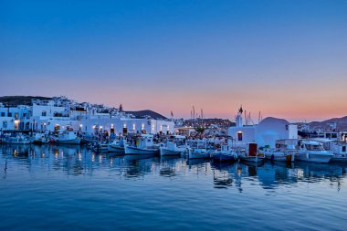 PAROS, CYCLADES, GREECE - HAZİRAN 2018: Yunanistan 'ın Kiklad adasındaki Naousa adasının ikonik manzarası