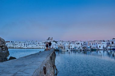 PAROS, CYCLADES, GREECE - HAZİRAN 2018: Yunanistan 'ın Kiklad adasındaki Naousa adasının ikonik manzarası
