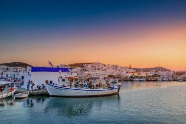 PAROS, CYCLADES, GREECE - HAZİRAN 2018: Yunanistan 'ın Kiklad adasındaki Naousa adasının ikonik manzarası