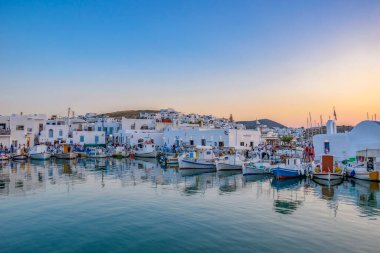 PAROS, CYCLADES, GREECE - HAZİRAN 2018: Yunanistan 'ın Kiklad adasındaki Naousa adasının ikonik manzarası