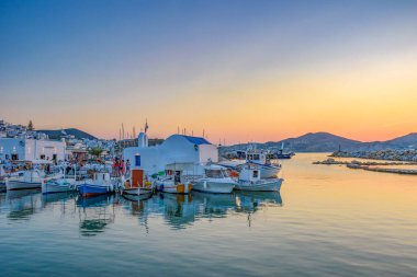 PAROS, CYCLADES, GREECE - HAZİRAN 2018: Yunanistan 'ın Kiklad adasındaki Naousa adasının ikonik manzarası