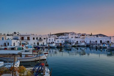 PAROS, CYCLADES, GREECE - HAZİRAN 2018: Yunanistan 'ın Kiklad adasındaki Naousa adasının ikonik manzarası