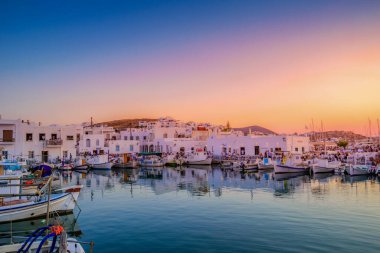 PAROS, CYCLADES, GREECE - HAZİRAN 2018: Yunanistan 'ın Kiklad adasındaki Naousa adasının ikonik manzarası
