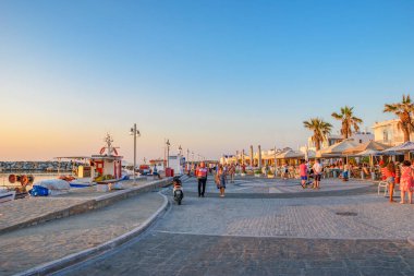 PAROS, CYCLADES, GREECE - HAZİRAN 2018: Yunanistan 'ın Kiklad adasındaki Naousa adasının ikonik manzarası