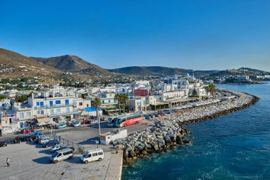 Parikia, Yunanistan - Haziran 2017: Port ve Parikia kenti Yunanistan, Avrupa 'daki Paros Adası' nın yüklenmesi sırasında feribottan görüldü