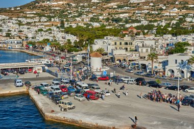 Parikia, Yunanistan - Haziran 2017: Port ve Parikia kenti Yunanistan, Avrupa 'daki Paros Adası' nın yüklenmesi sırasında feribottan görüldü