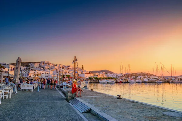 Paros Cyclades Greece Июнь 2018 Туристы Ходят Фотографируют Приморскую Деревню — стоковое фото