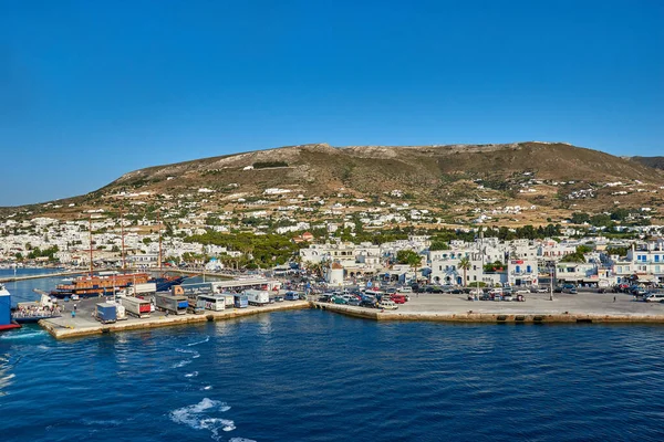 希腊帕利基亚 2017年6月 希腊帕洛斯岛 港口和帕利基亚小镇 在装船过程中从轮渡上看到 — 图库照片