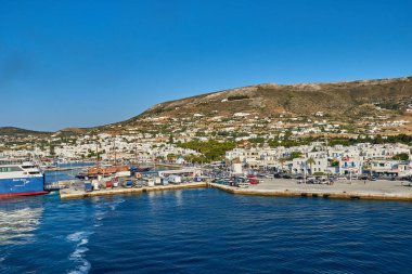 Parikia, Yunanistan - Haziran 2017: Port ve Parikia kenti Yunanistan, Avrupa 'daki Paros Adası' nın yüklenmesi sırasında feribottan görüldü