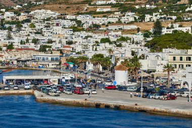 Parikia, Yunanistan - Haziran 2017: Port ve Parikia kenti Yunanistan, Avrupa 'daki Paros Adası' nın yüklenmesi sırasında feribottan görüldü