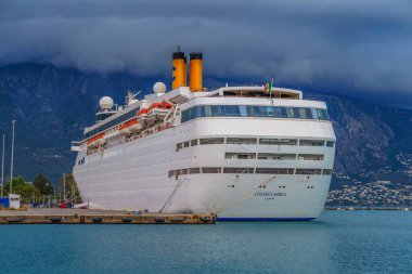 Modern Cruise gemisi Yunanistan 'ın Messenia kentindeki Kalamata limanına demir attı.