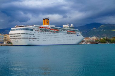 Modern Cruise gemisi Yunanistan 'ın Messenia kentindeki Kalamata limanına demir attı.