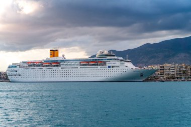 Modern Cruise gemisi Yunanistan 'ın Messenia kentindeki Kalamata limanına demir attı.