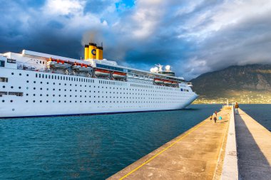 Modern Cruise gemisi Kalamata limanından ayrılıyor, Messenia, Yunanistan.