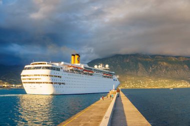 Modern Cruise gemisi Kalamata limanından ayrılıyor, Messenia, Yunanistan.