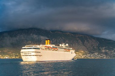 Modern Cruise gemisi Kalamata limanından ayrılıyor, Messenia, Yunanistan.