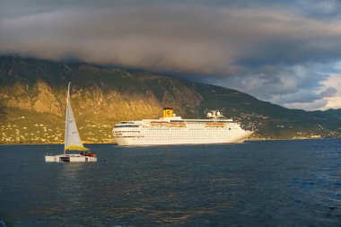 Modern Cruise gemisi Kalamata limanından ayrılıyor, Messenia, Yunanistan.