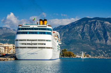 Modern Cruise gemisi Yunanistan 'ın Messenia kentindeki Kalamata limanına demir attı.