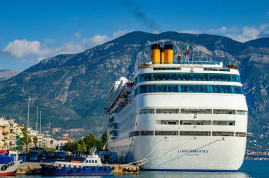Modern Cruise gemisi Yunanistan 'ın Messenia kentindeki Kalamata limanına demir attı.