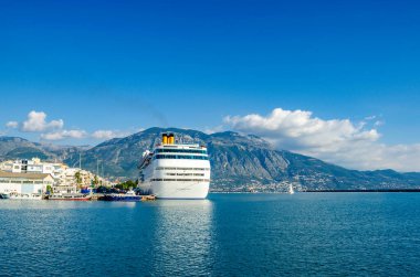 Modern Cruise gemisi Yunanistan 'ın Messenia kentindeki Kalamata limanına demir attı.