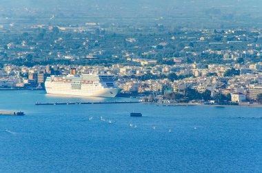 Modern Cruise gemisi Yunanistan 'ın Messenia kentindeki Kalamata limanına demir attı.