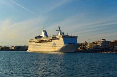 Modern Cruise gemisi Yunanistan 'ın Messenia kentindeki Kalamata limanına demir attı.