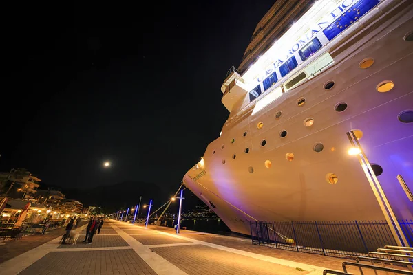 Nacht Landschap Van Een Modern Cruiseschip Verankerd Haven Van Kalamata — Stockfoto