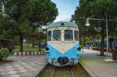 Kalamata Belediye Demiryolu Parkı 'ndan manzara. Yunanistan 'da türünün tek açık hava müzesi ve tüm dünya demiryolu dostları arasında popüler, Kalamata, Moreloponnese, Yunanistan.