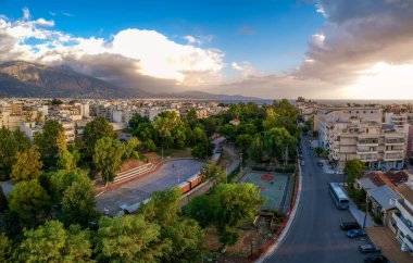 Kalamata Belediye Demiryolu Parkı 'nın havadan görünüşü. Yunanistan 'da türünün tek açık hava müzesi ve tüm dünya demiryolu dostları arasında popüler, Kalamata, Moreloponnese, Yunanistan.