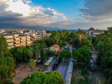 Kalamata Belediye Demiryolu Parkı 'nın havadan görünüşü. Yunanistan 'da türünün tek açık hava müzesi ve tüm dünya demiryolu dostları arasında popüler, Kalamata, Moreloponnese, Yunanistan.