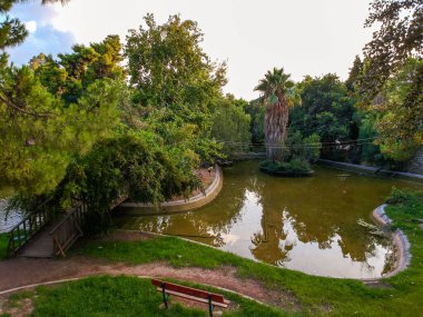 Kalamata Belediye Demiryolu Parkı 'nın havadan görünüşü. Yunanistan 'da türünün tek açık hava müzesi ve tüm dünya demiryolu dostları arasında popüler, Kalamata, Moreloponnese, Yunanistan.