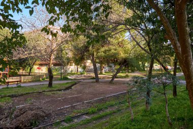 Kalamata City, Messenia, Yunanistan 'daki Kalamata Belediye Demiryolu Parkı' ndan manzara.