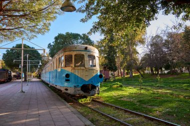 Kalamata Belediye Demiryolu Parkı 'ndan manzara. Yunanistan 'da türünün tek açık hava müzesi ve tüm dünya demiryolu dostları arasında popüler, Kalamata, Moreloponnese, Yunanistan.