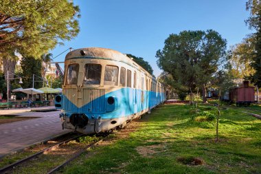 Kalamata Belediye Demiryolu Parkı 'ndan manzara. Yunanistan 'da türünün tek açık hava müzesi ve tüm dünya demiryolu dostları arasında popüler, Kalamata, Moreloponnese, Yunanistan.